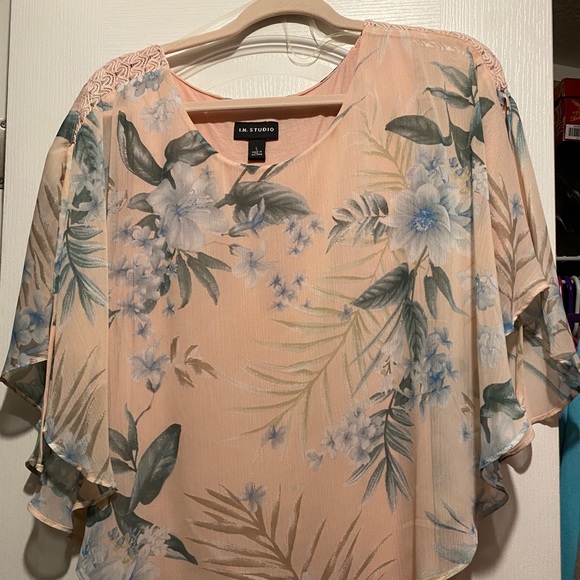 Ladies top - Picture 2 of 3